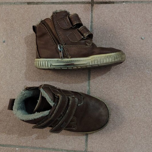 Brown boys' boots size 25 with fur lining, zipper and velcro straps