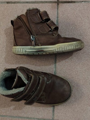 Brown boys' boots size 25 with fur lining, zipper and velcro straps