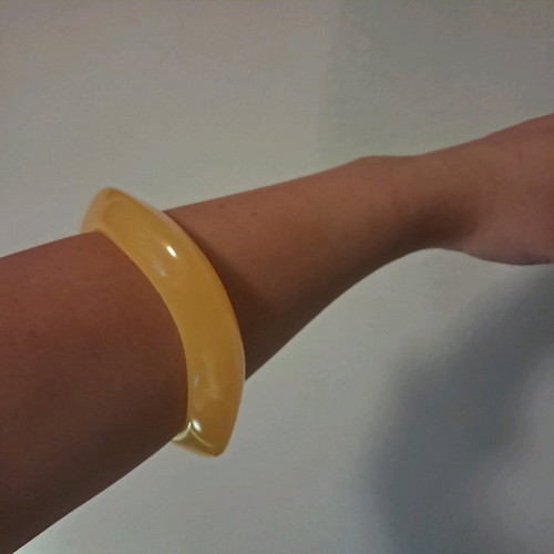 Yellow bracelet like new, perfect for summer style