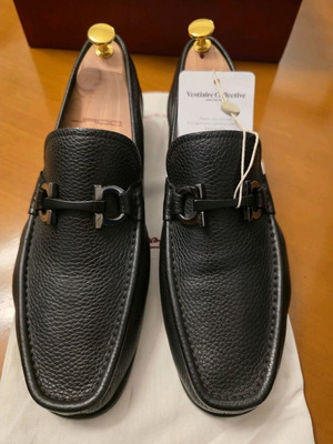 Salvatore Ferragamo Gancini leather flats black like new