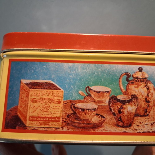 Lipton tea used, two mugs and collectible metal tin