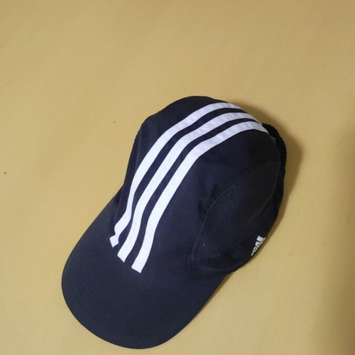 Adidas hat size 1 like new, black and white