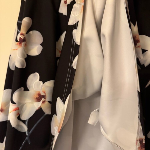 Mo Secrets floral skirt black, like new, size 42