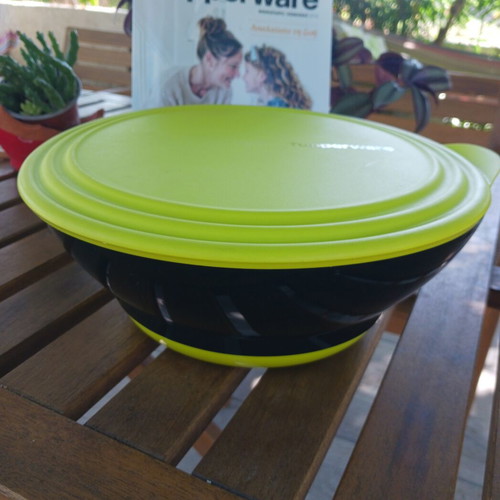 Tupperware Elegant 4.2L Salad Bowl, green and black