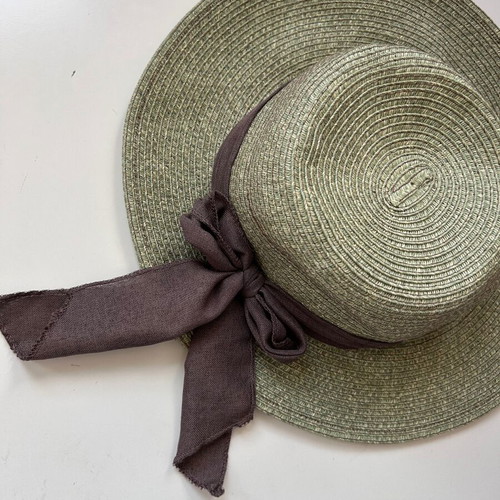 Charming hat with brown ribbon size 57 like new, 100% paper