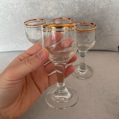 Set of 4 small liqueur glasses with gold rim like new, vintage