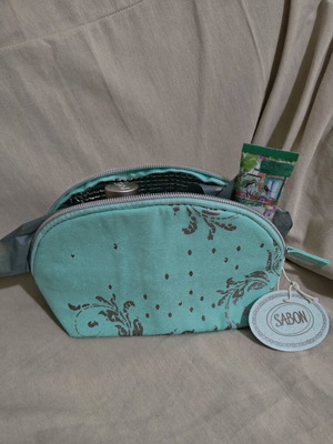 Gift set καινούργιο με νεσεσέρ και προϊόντα σώματος