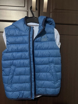 Benetton sleeveless jacket 122 cm blue, like new