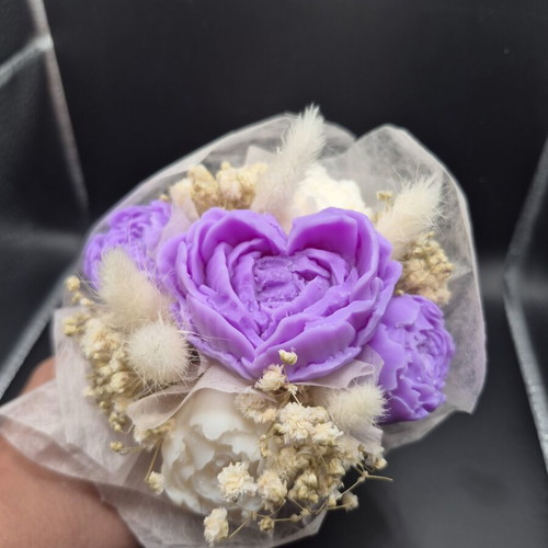 Wax bouquet like new with random flowers and customizable scent and color