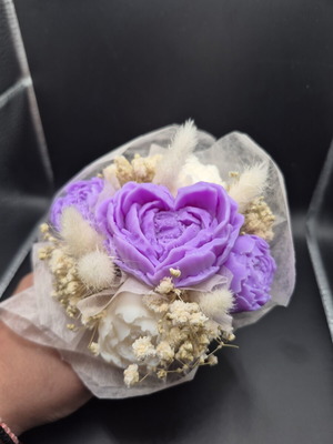Wax bouquet like new with random flowers and customizable scent and color