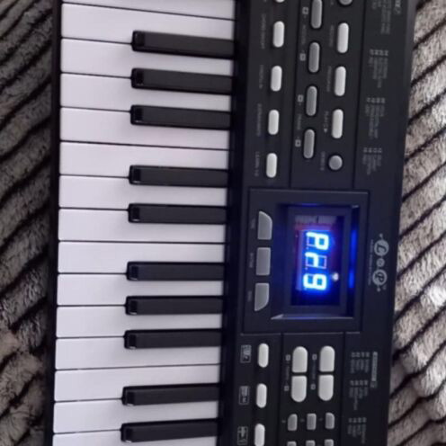 Synthesizer keyboard like new with batteries
