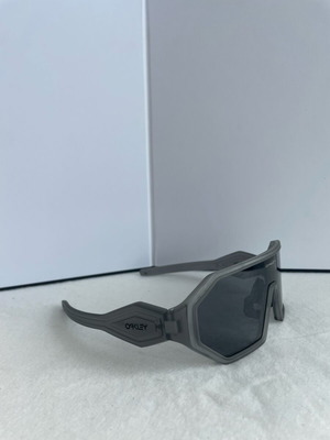 Γυαλιά ηλίου Oakley σαν καινούργια, γκρι