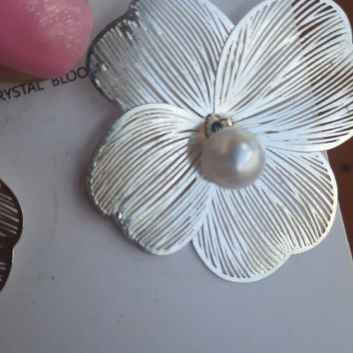 Handmade flower stud earrings with white pearl