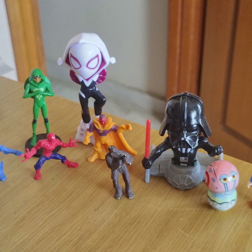 Figure set like new, 9 pieces