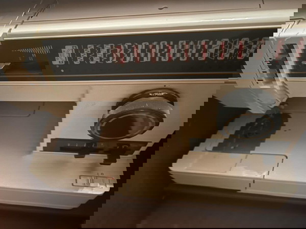 Ηλεκτρική ραπτομηχανή Singer με έπιπλο