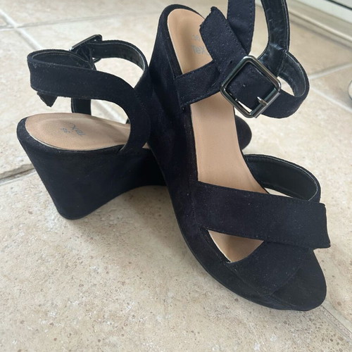 Black platform sandals like new, size 36, suede style