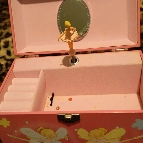 Jewelry box used pink in very good condition