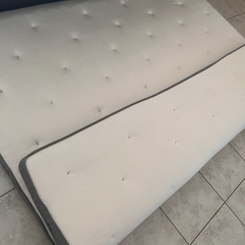 Mattress 180x200 like new with minor yellow marks