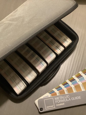 Pantone professional graphic designer bag like new with 7 Pantone guides