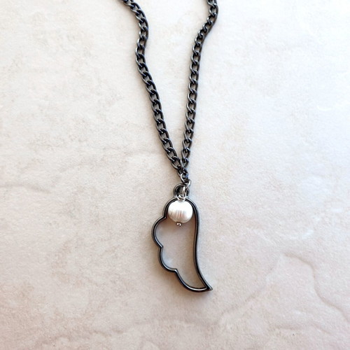 Women's necklace with black metal feather and natural pearl new