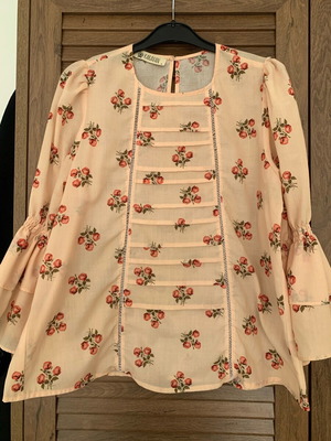 Karavan blouse new with flowers in small, beige and orange