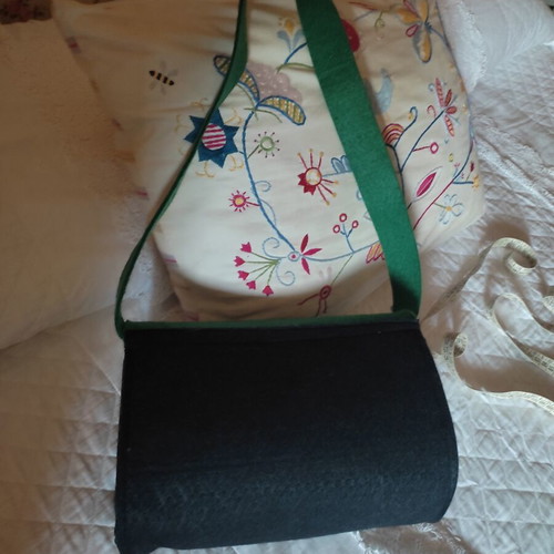 Crossbody bag in black and green felt, no name