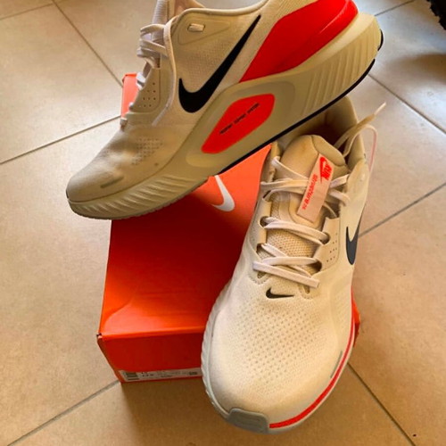 Nike Structure 26 running shoes size 47.5 like new, white and orange