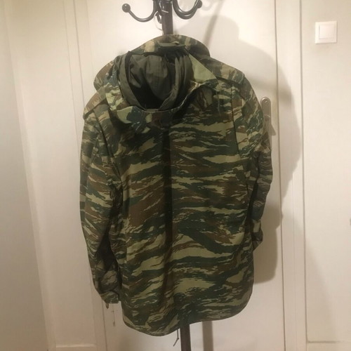 Military camouflage jacket XL like new with inner lining