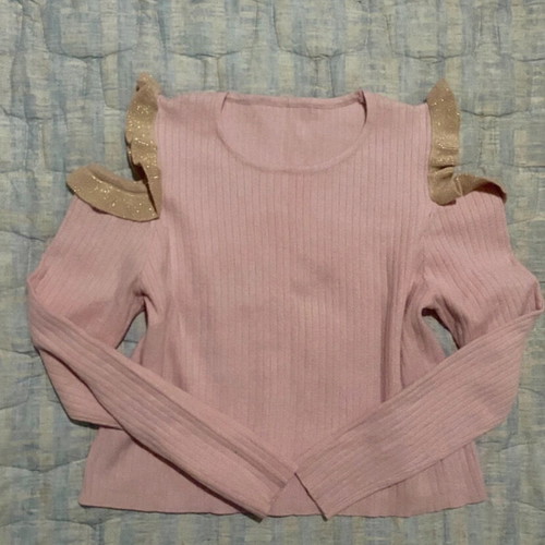 Pullover thin soft with off-shoulder design like new