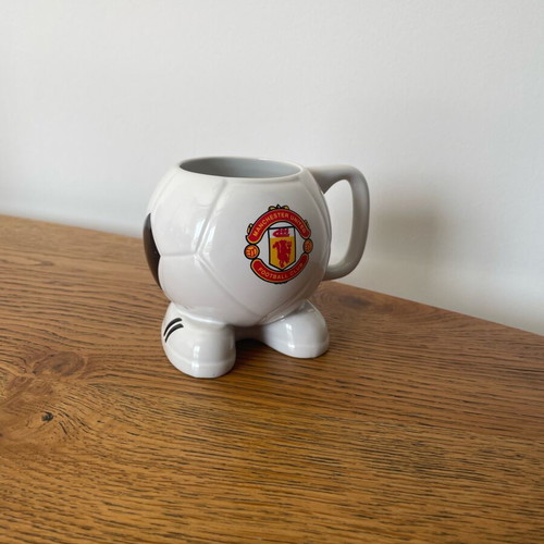Vintage Manchester United mug shaped like a ball like new
