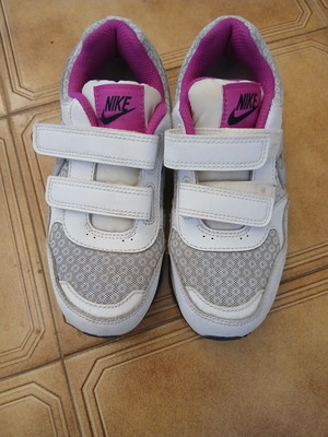 Nike athletic shoes used, size 30, white and pink for girls