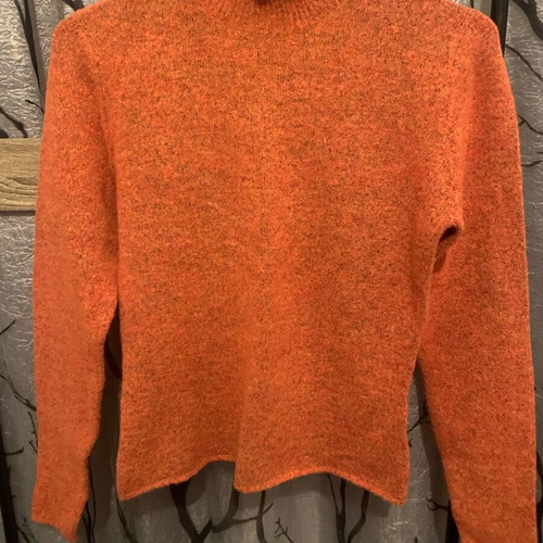 Orange sweater like new, size M