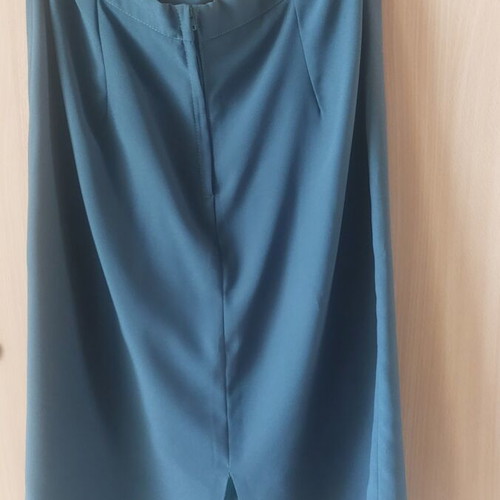 Vintage women's suit in green veraman color like new with embroidery