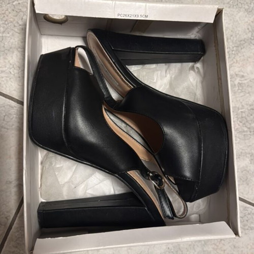 Amelia black pumps size 39 used with minor heel wear