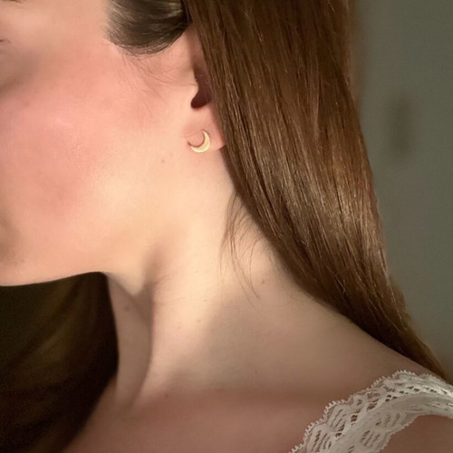 Crescent stud earring new, gold color