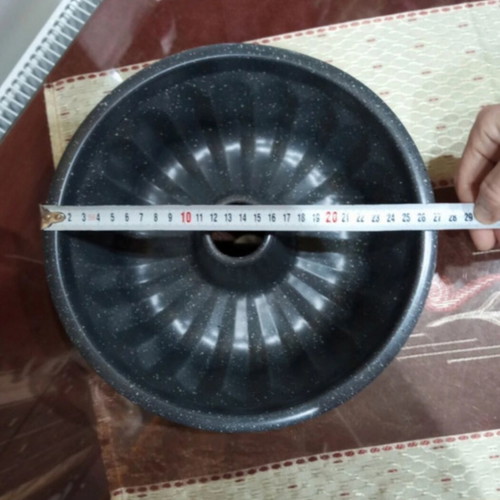 Iron cake pan with enamel coating