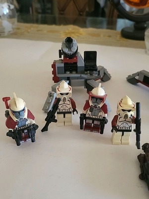 LEGO Star Wars σετ με 2 κανόνια, 4 κλώνους και 4 droids