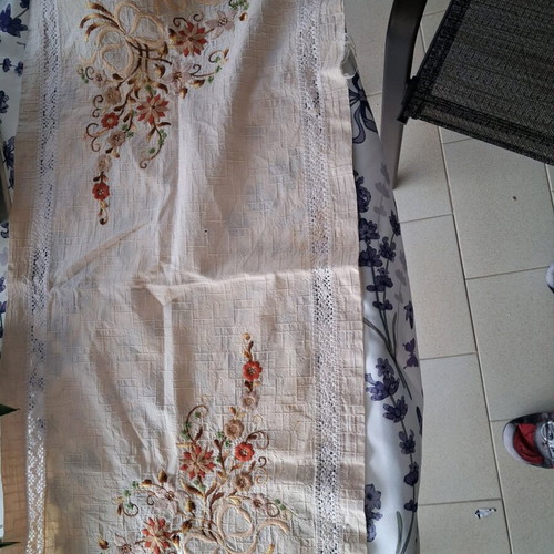 Tablecloths like new, various pieces of crochet and embroidered
