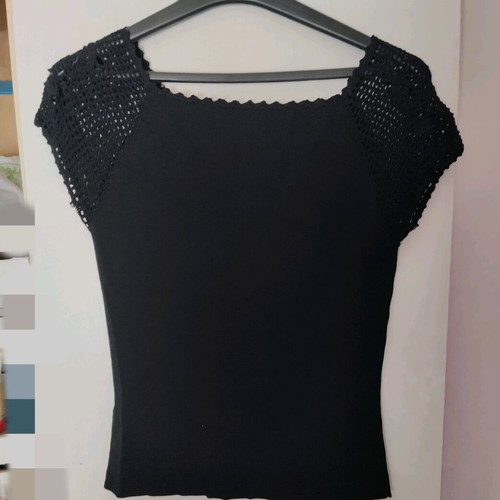 Blouse with knitted sleeve elastic like new
