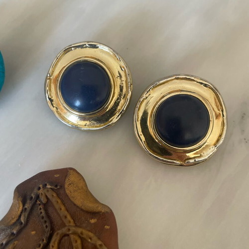 Vintage jewelry set like new, two pairs of clip earrings and two brooches