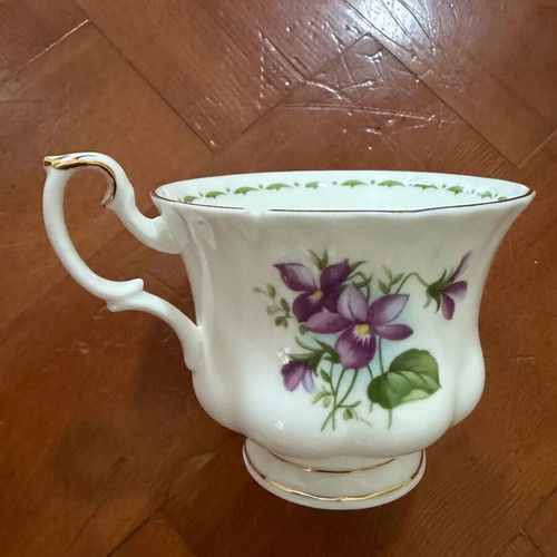 Royal Albert February trios collectible like new, 21 cm plate