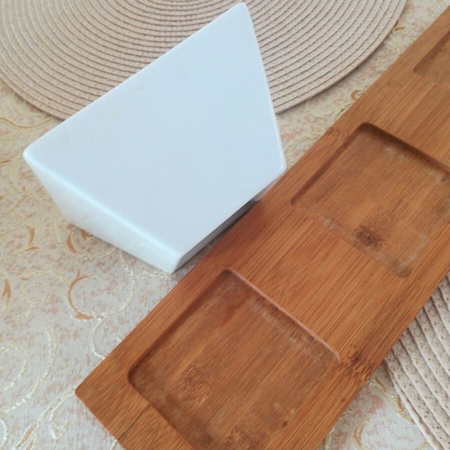 Bowl set of 3 like new with wooden base for snacks