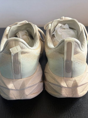 Asics Novablast F 131023 sport shoes like new size 39