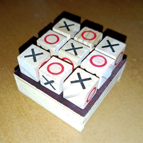 Pocket tic-tac-toe game in wooden box with plastic lid new