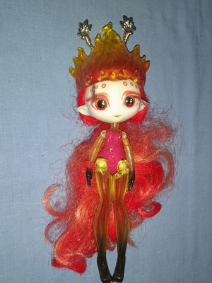 Novi Stars Ina Ferna μεταχειρισμένη κούκλα με διαφανές φλογερό σώμα