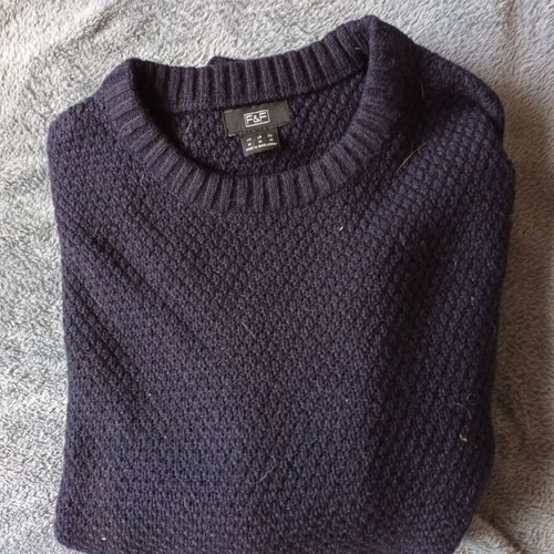 Clothing bundle like new, including sweaters, t-shirts, jackets