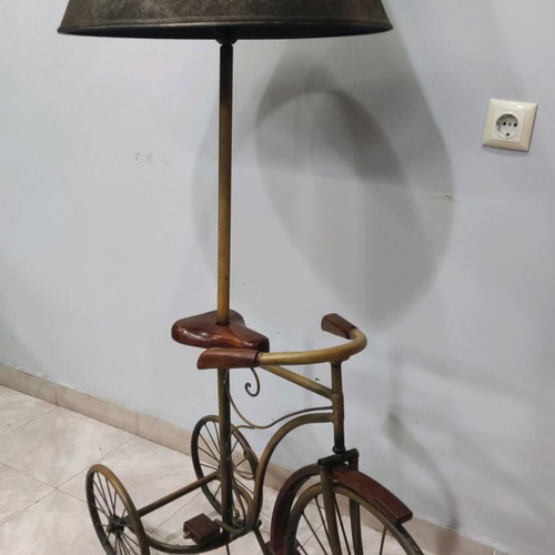 Floor lamp bicycle in excellent condition, bronze color, metal and wood