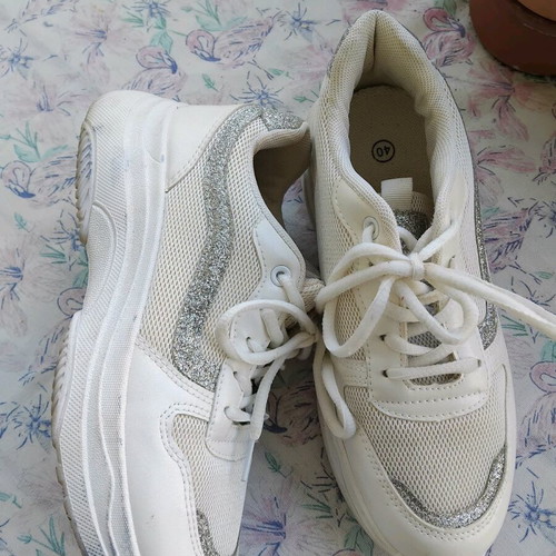 White athletic shoes with silver details like new, size 40