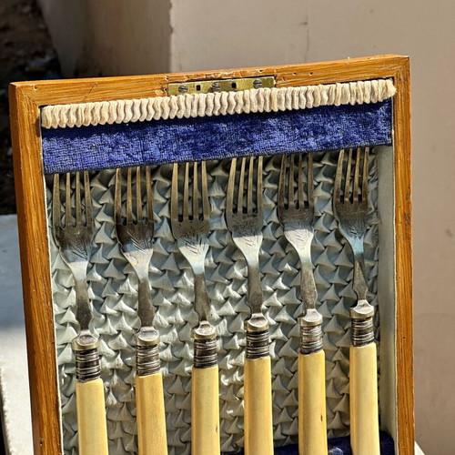 Vintage cutlery set in wooden case like new