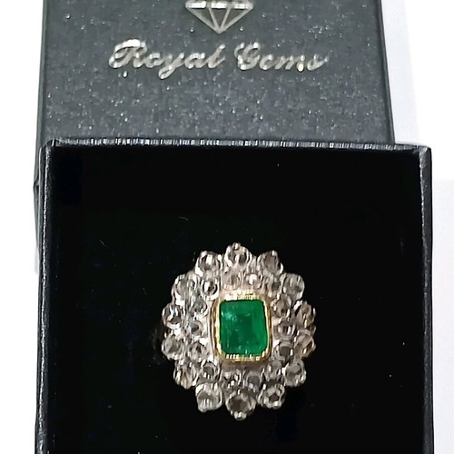 Women's 18k gold ring with emerald and diamonds used